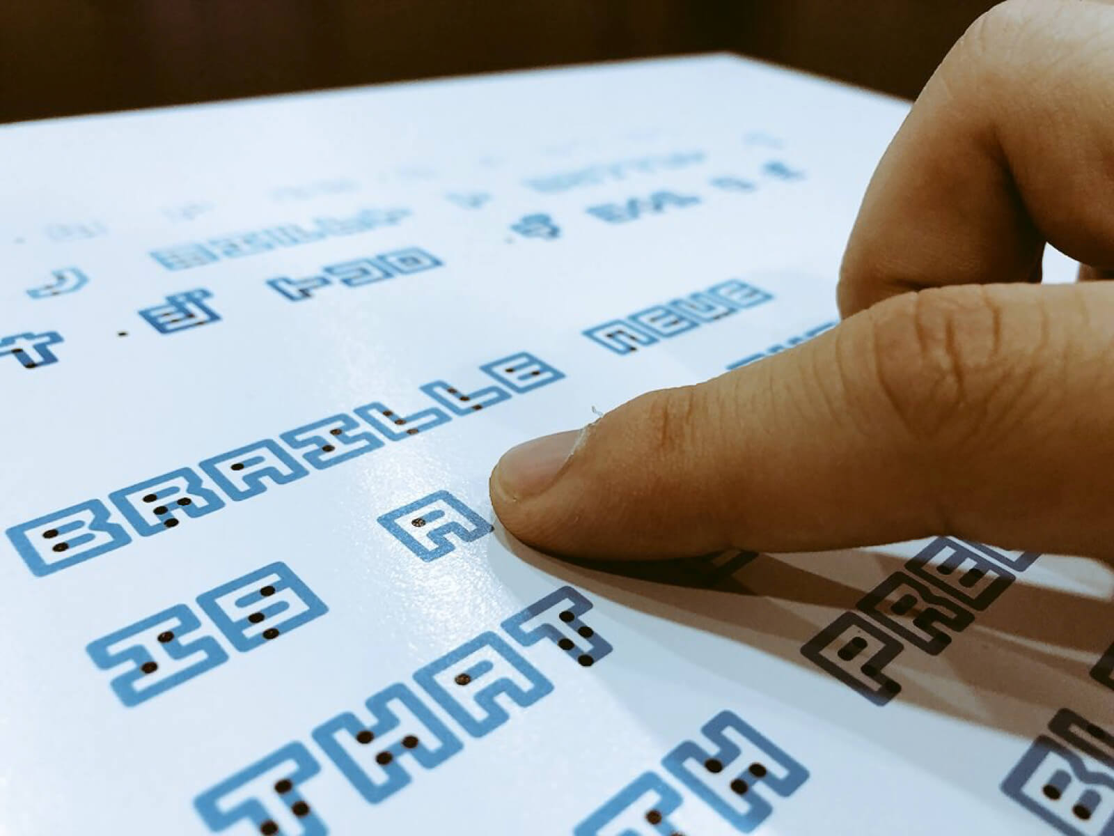 Designer cria fonte que combina a escrita em Braille com a tradicional
